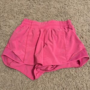 Lululemon Hotty Hot Low Rise 4” Shorts
Color Sonic Pink
Size 4